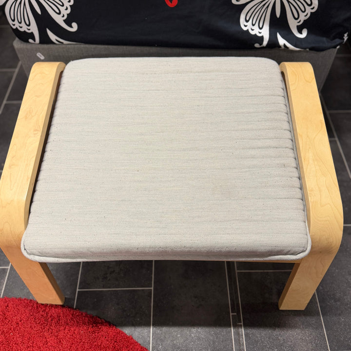 Stilren fotpall i ljus björk med grå dyna