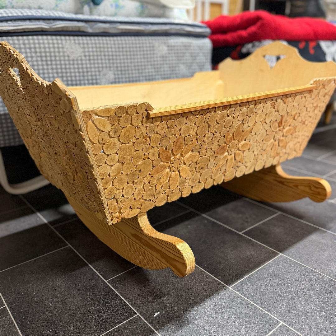 Handgjord rustik trävagga i ljust trä