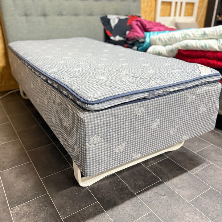 KungSängen klassisk grårutig enkelsäng med bäddmadrass