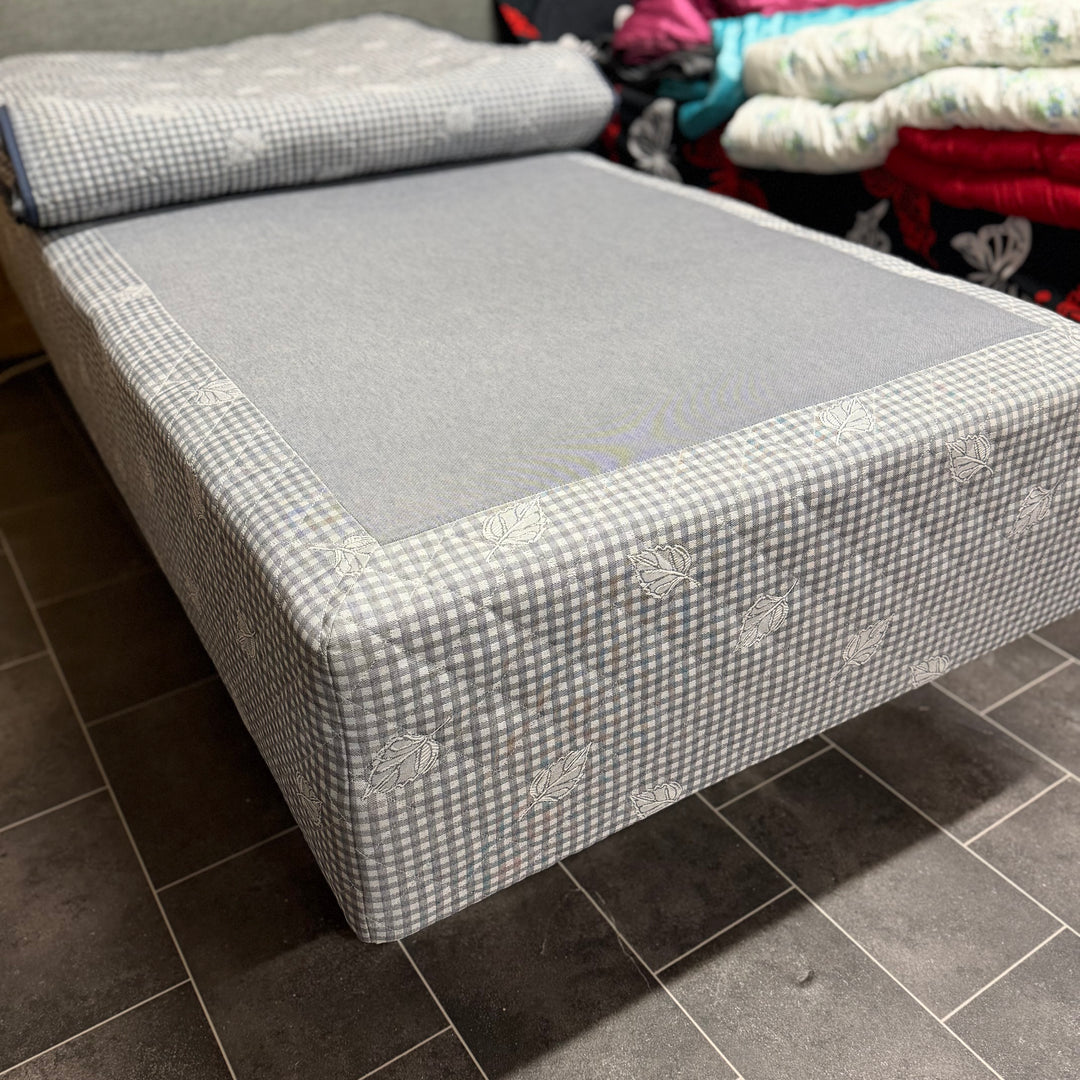 KungSängen klassisk grårutig enkelsäng med bäddmadrass