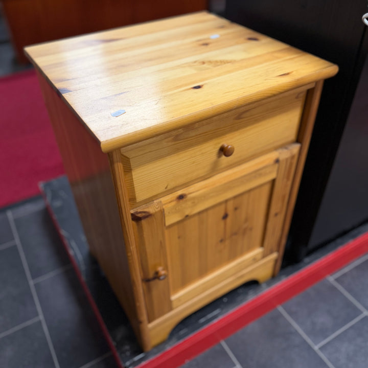 Klassiskt sängbord i massiv lackad furu