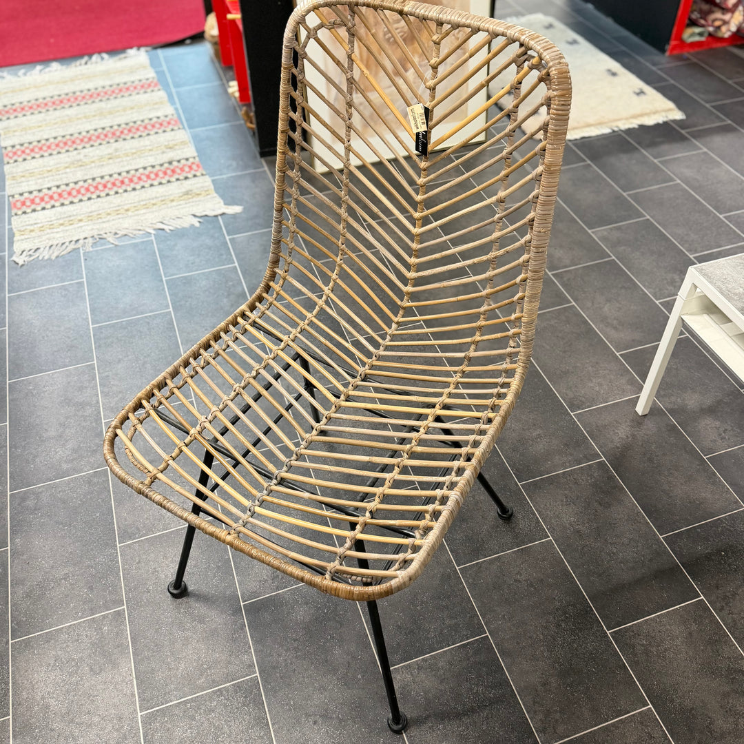 Modern rottingstol med svart metall Wikholm Form