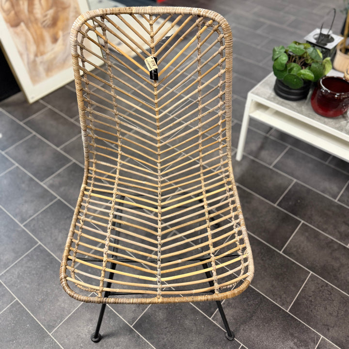 Modern rottingstol med svart metall Wikholm Form