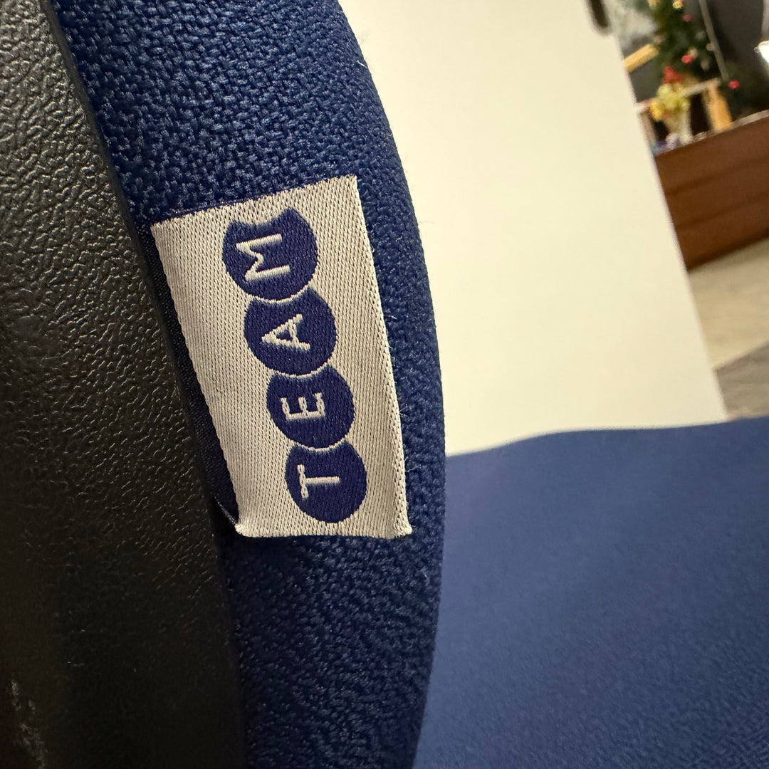 Blå ergonomisk kontorsstol TEAM på hjul