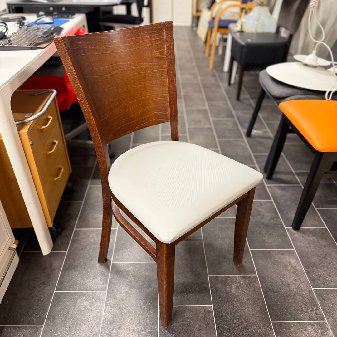 Elegant matstol i mörkbetsat trä med vit sits