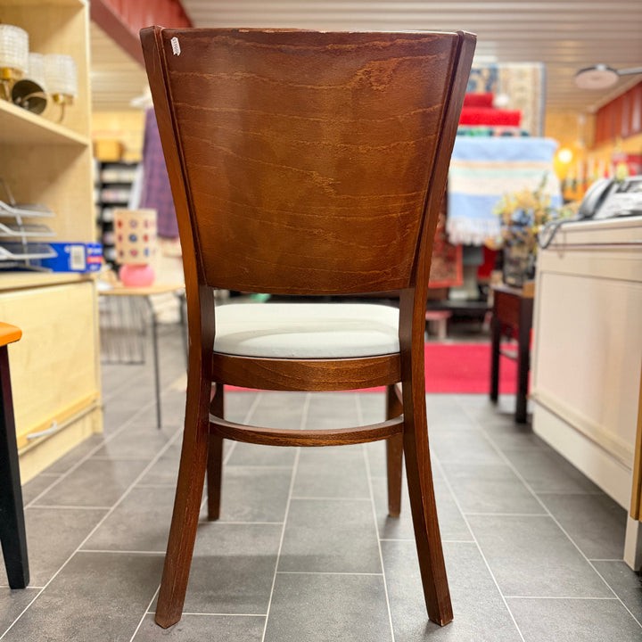 Elegant matstol i mörkbetsat trä med vit sits