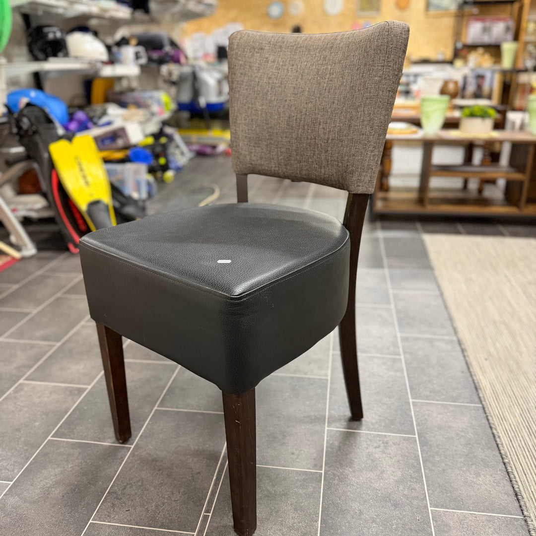 Elegant matstol svart konstläder och tyg
