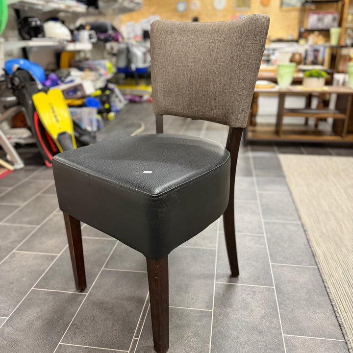 Elegant matstol svart konstläder och tyg