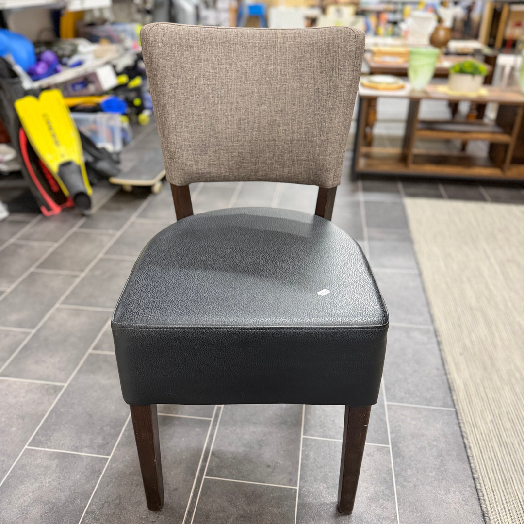 Elegant matstol svart konstläder och tyg