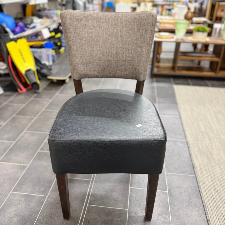 Elegant matstol svart konstläder och tyg