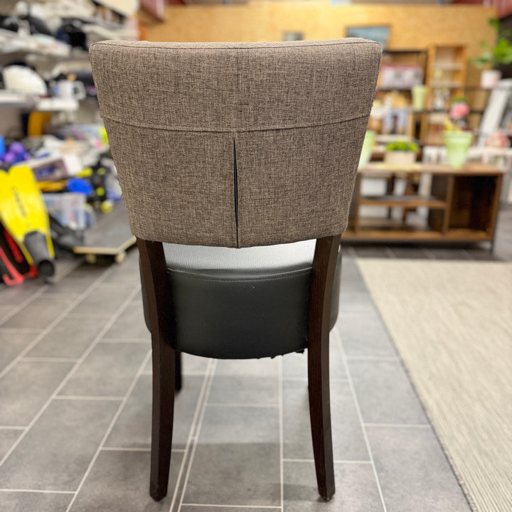 Elegant matstol svart konstläder och tyg
