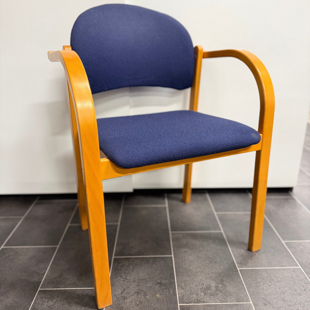 Stilren blå stol med armstöd i trä
