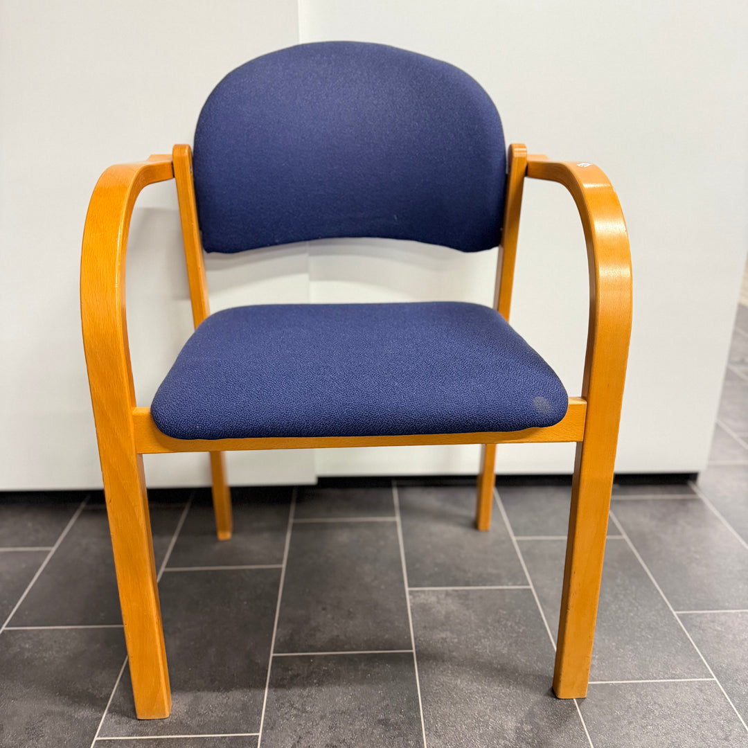 Stilren blå stol med armstöd i trä