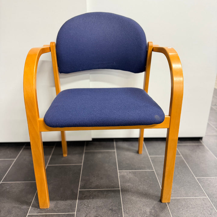 Stilren blå stol med armstöd i trä