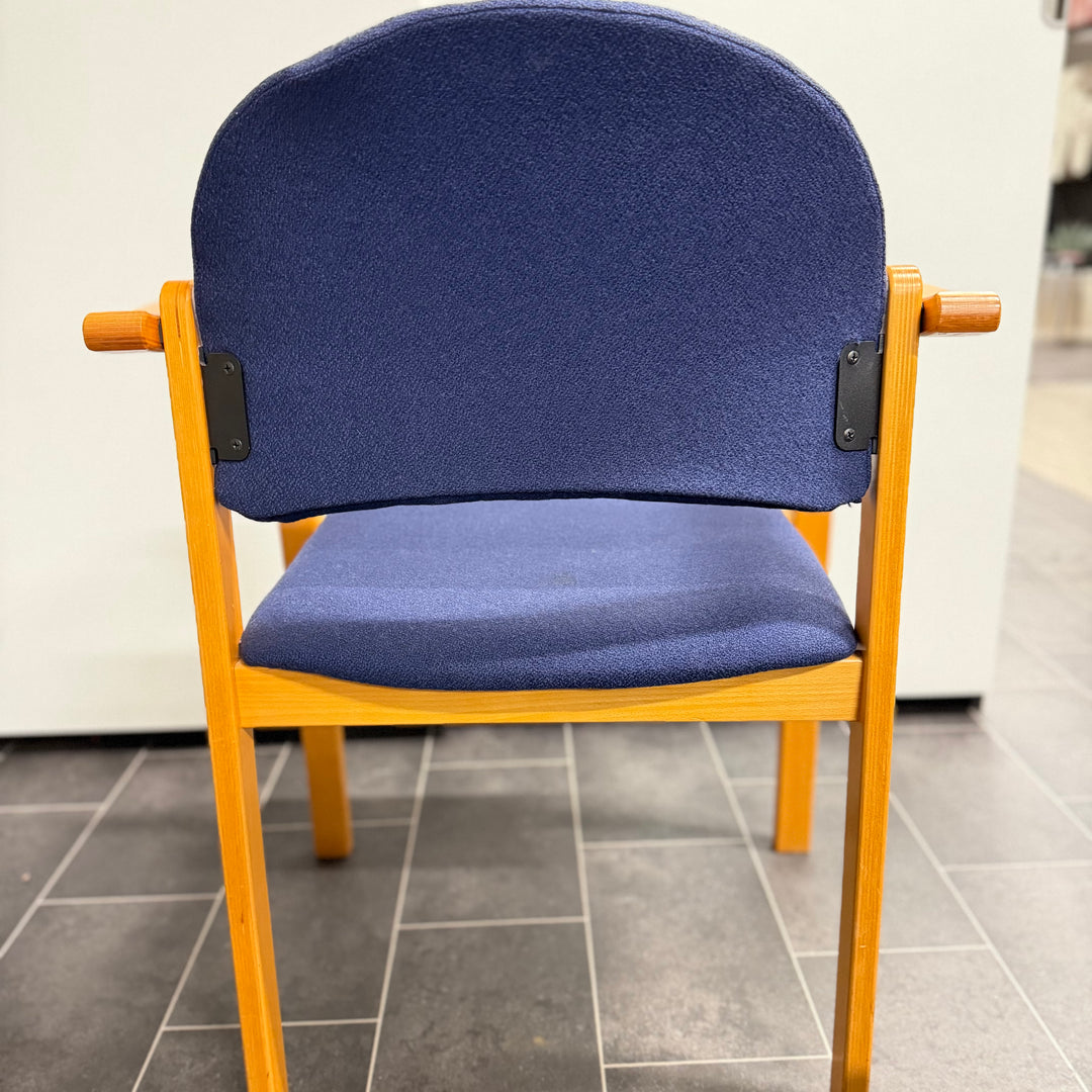 Stilren blå stol med armstöd i trä