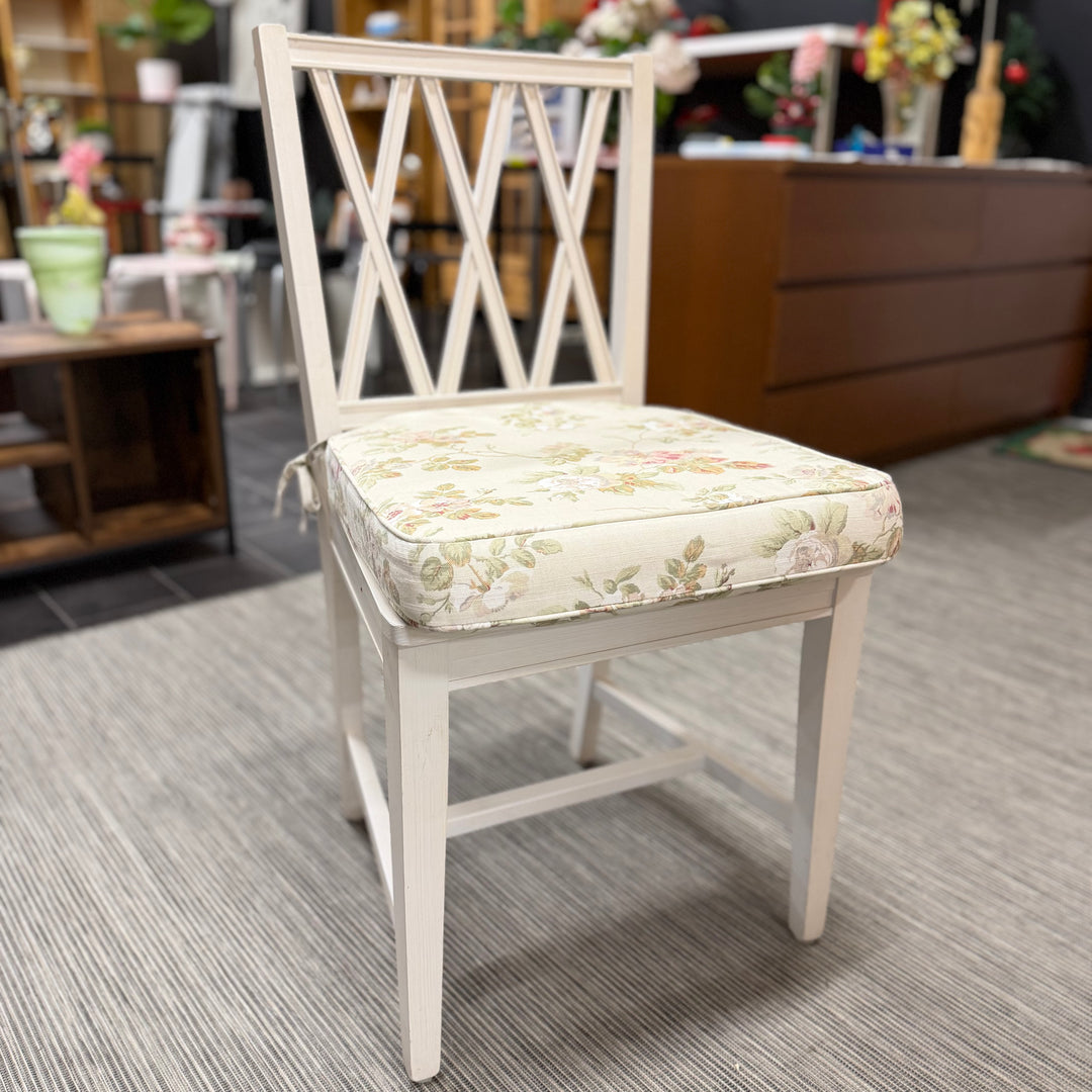 Vit trästol med blommig shabby chic dyna