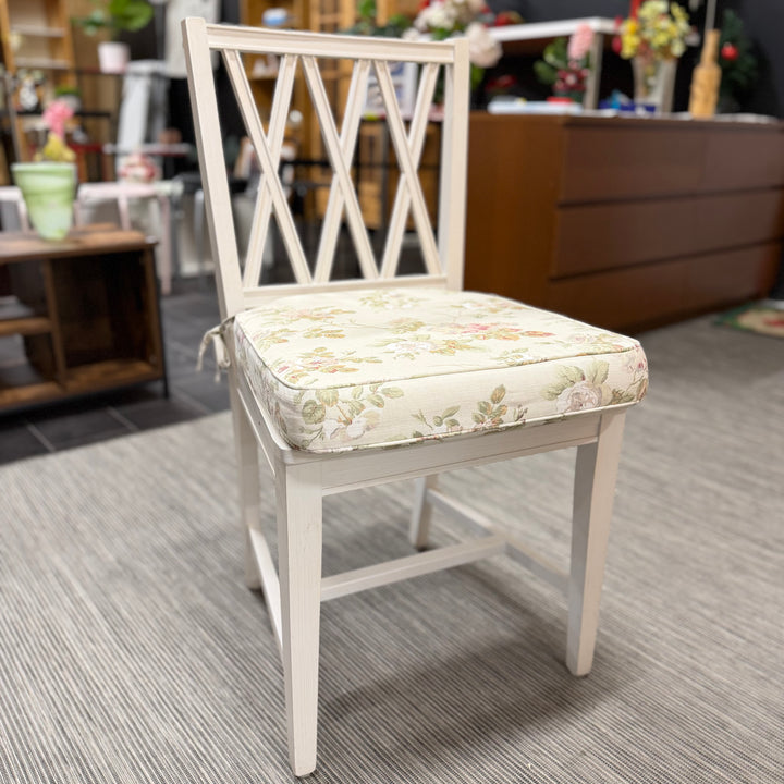 Vit trästol med blommig shabby chic dyna