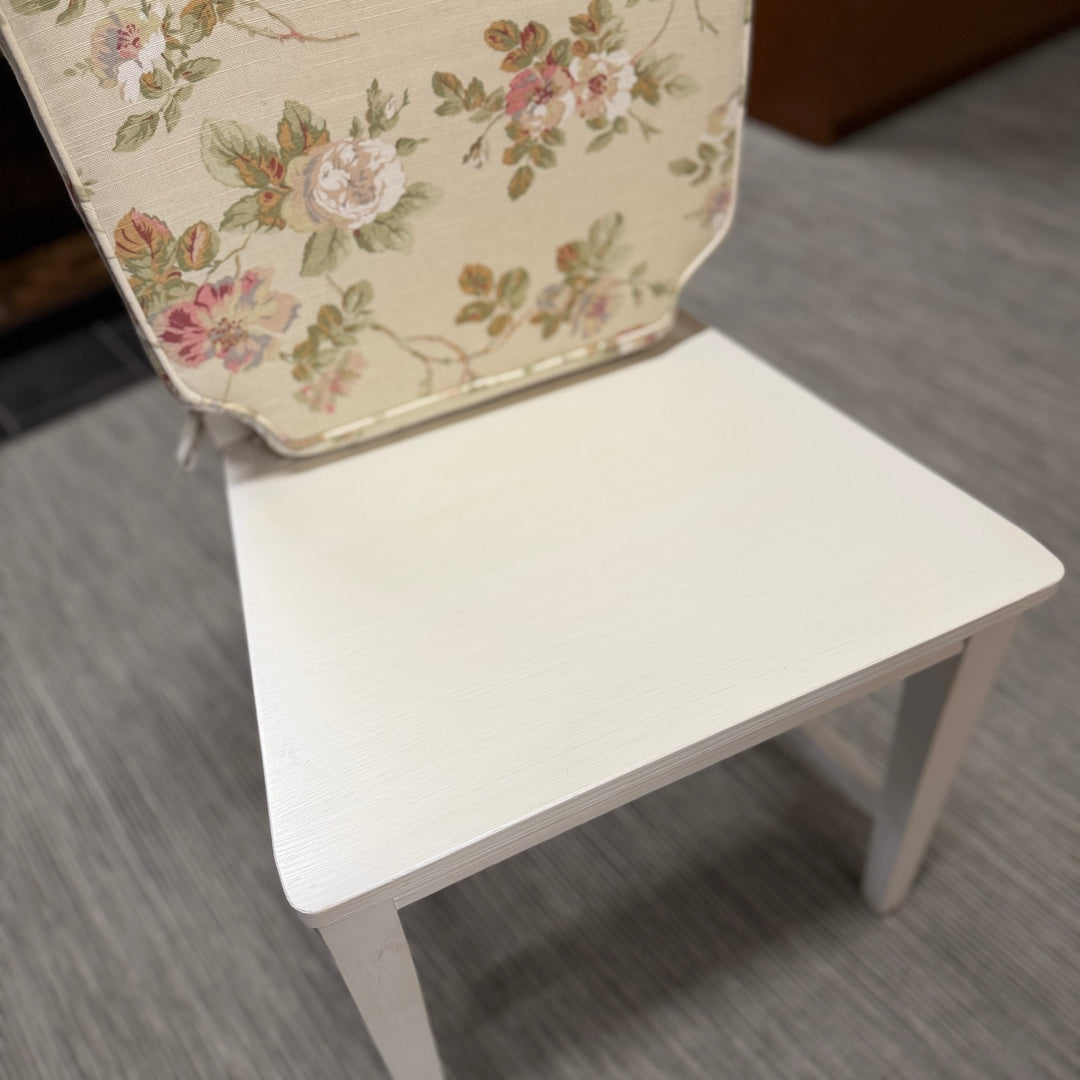 Vit trästol med blommig shabby chic dyna