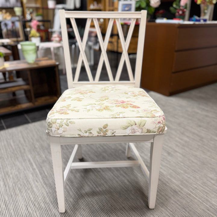 Vit trästol med blommig shabby chic dyna