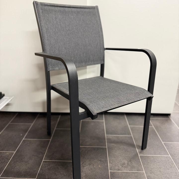 Stilren grå stol med armstöd hållbar