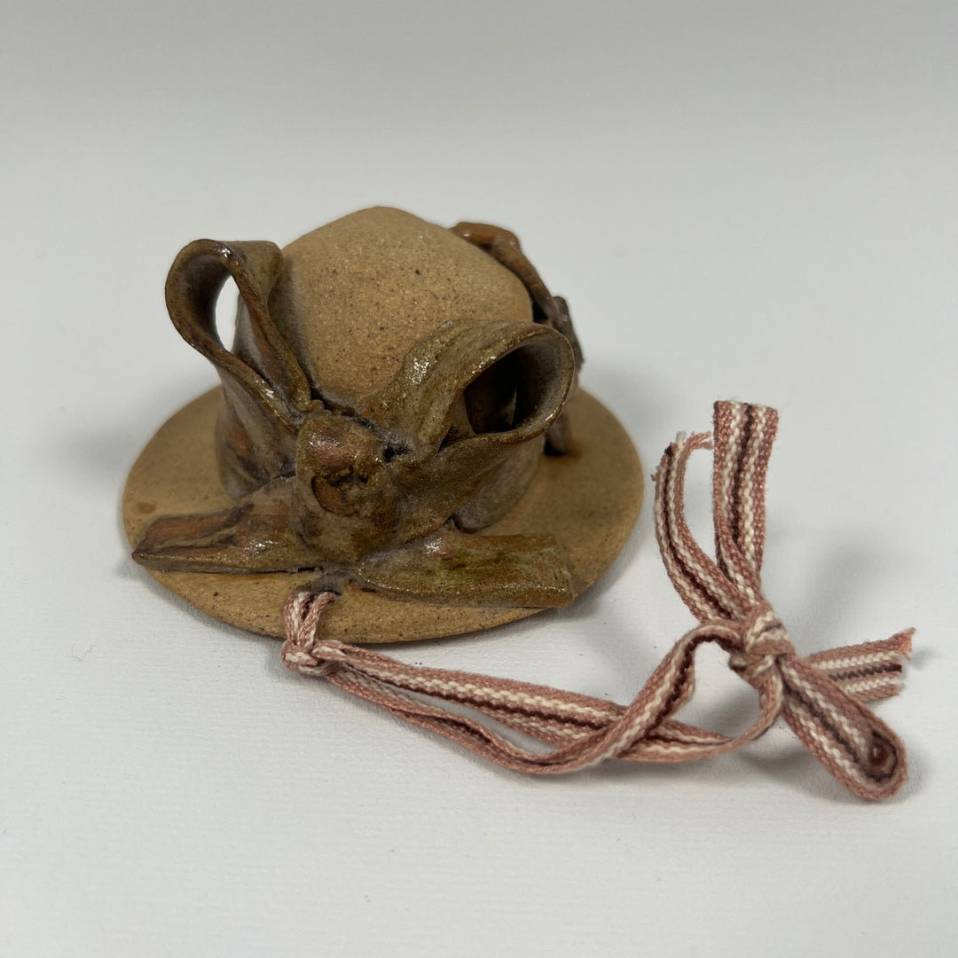 Skulptural keramikhatt med rustik charm - Homy Secondhand Online