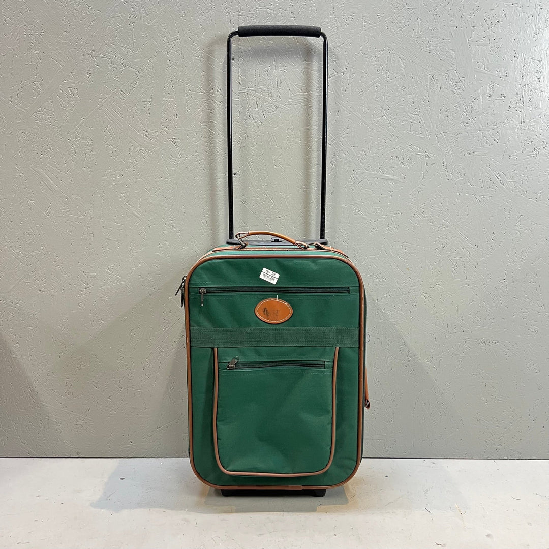 Grön resväska på hjul med utdragbart handtag - Homy Secondhand Online