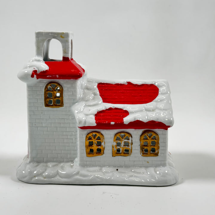 Keramisk ljushållare i form av snötäckt hus