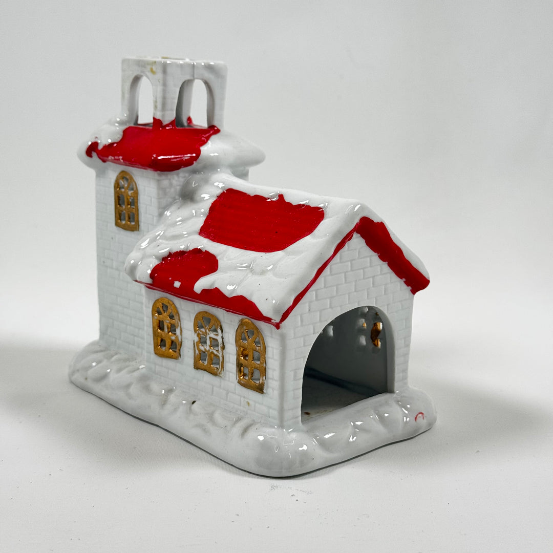 Keramisk ljushållare i form av snötäckt hus