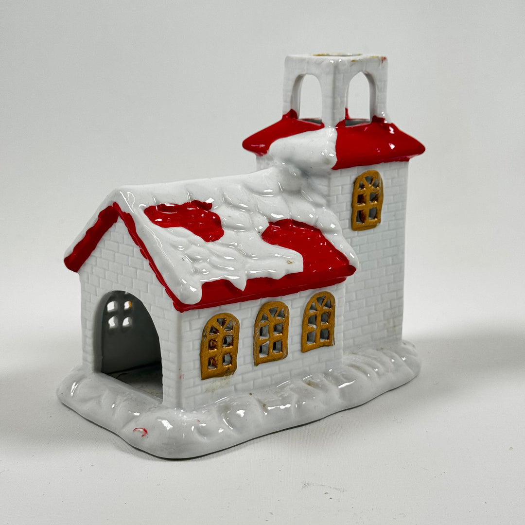 Keramisk ljushållare i form av snötäckt hus
