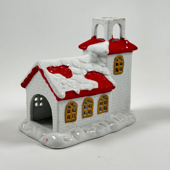 Keramisk ljushållare i form av snötäckt hus