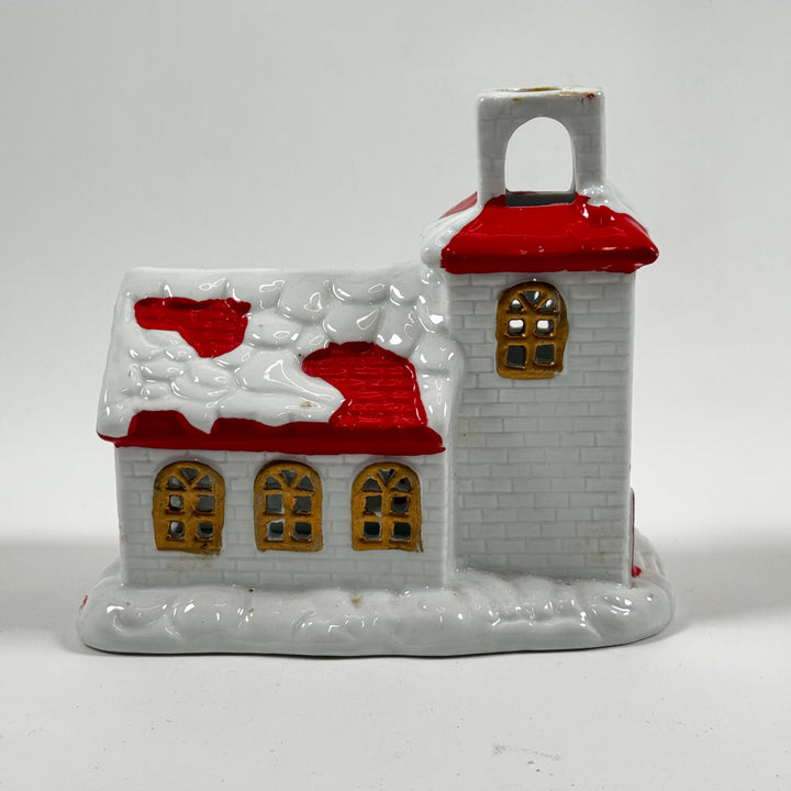 Keramisk ljushållare i form av snötäckt hus