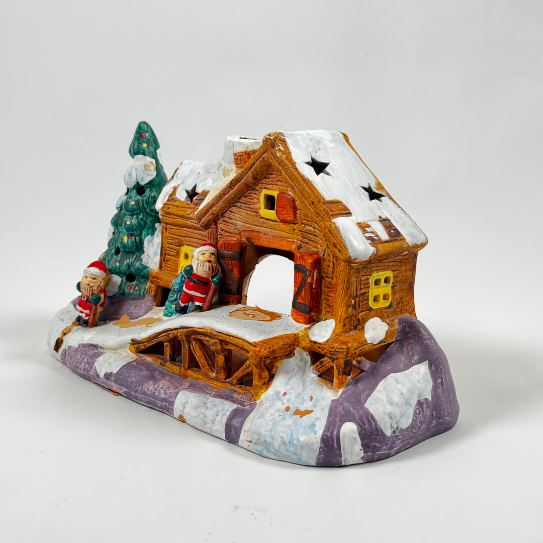 Retro keramisk juldekoration med snöbeklätt hus