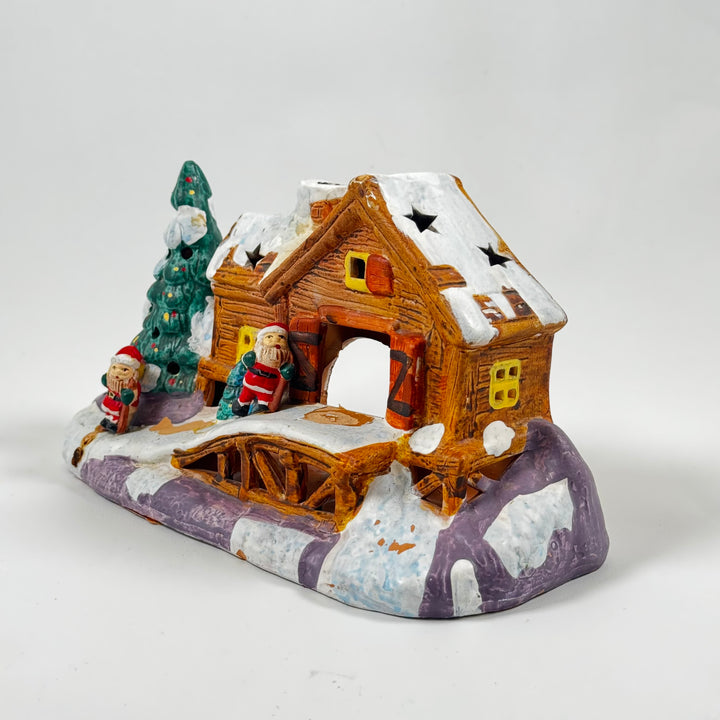 Retro keramisk juldekoration med snöbeklätt hus