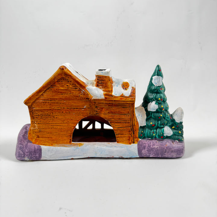 Retro keramisk juldekoration med snöbeklätt hus