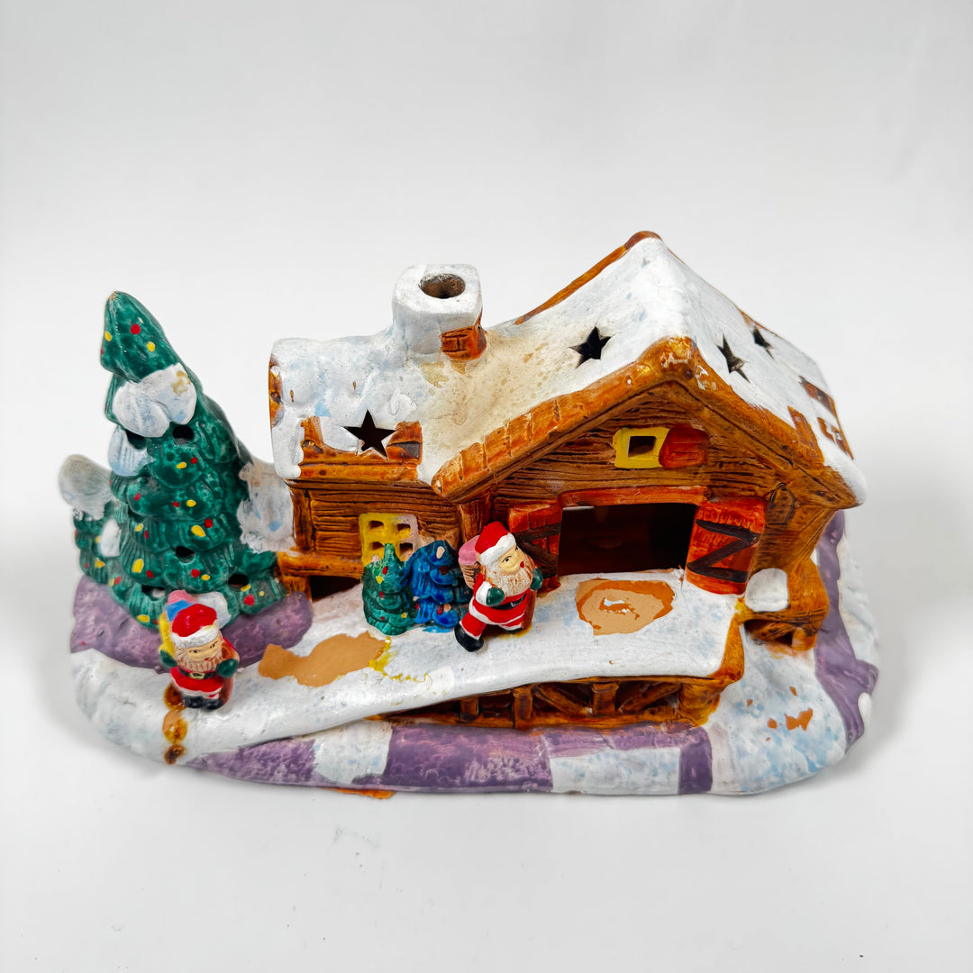 Retro keramisk juldekoration med snöbeklätt hus