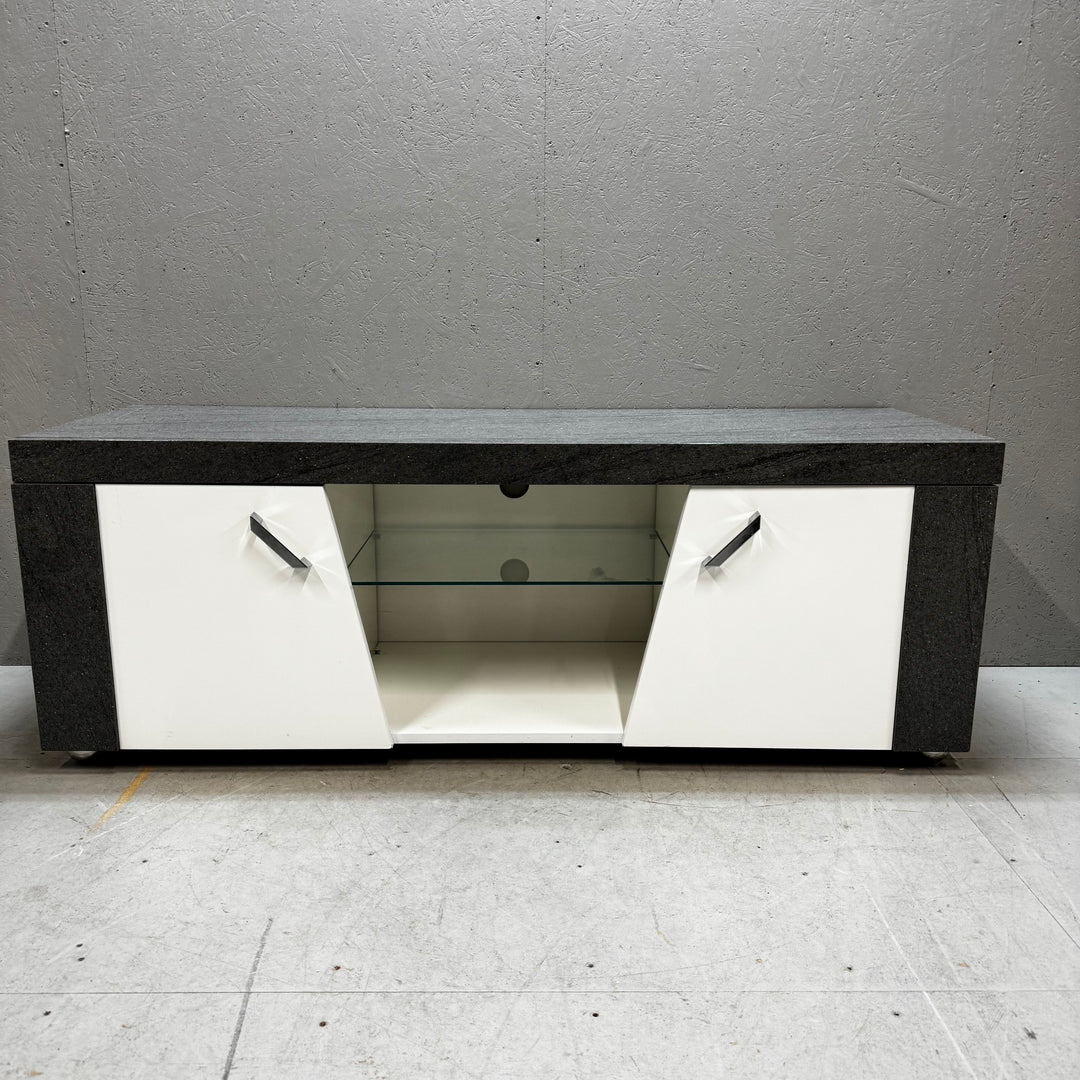 Vit modern TV-bänk med svart granitlook