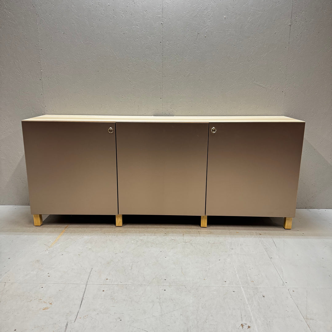 Elegant och minimalistisk sideboard i trä