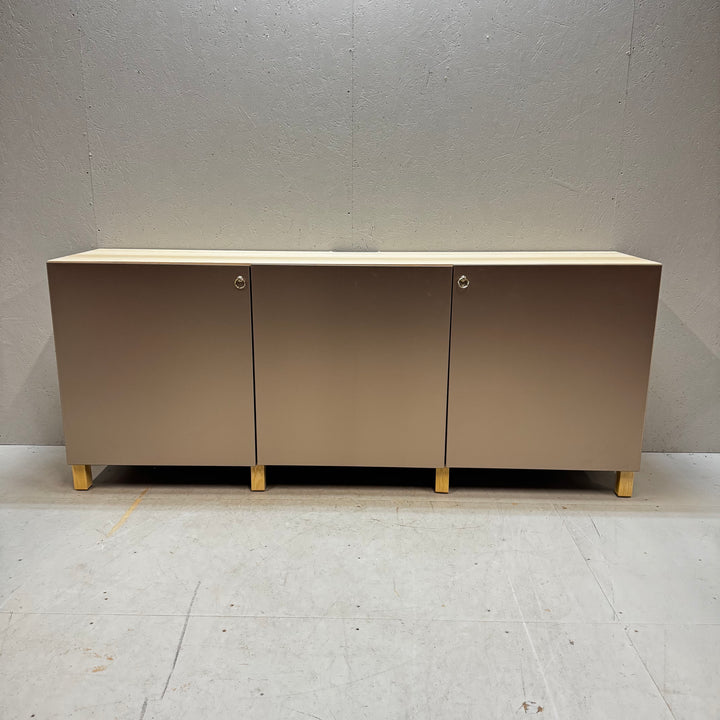 Elegant och minimalistisk sideboard i trä