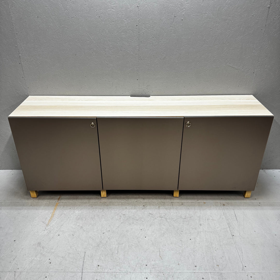 Elegant och minimalistisk sideboard i trä