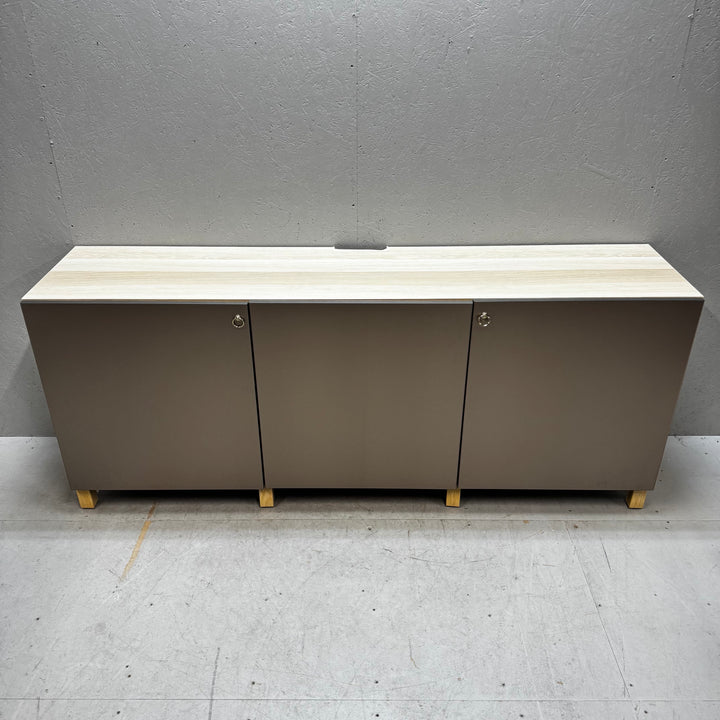 Elegant och minimalistisk sideboard i trä