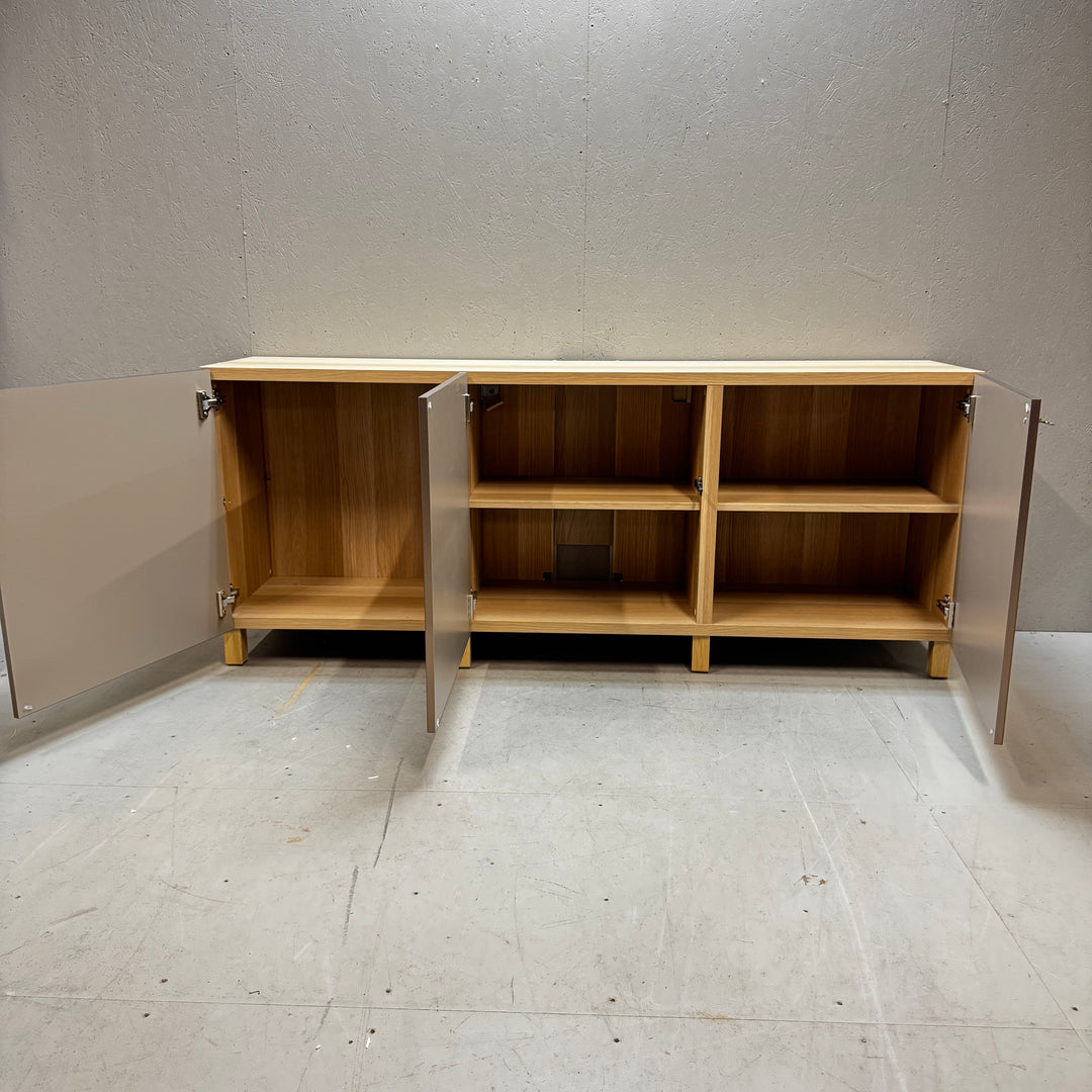 Elegant och minimalistisk sideboard i trä