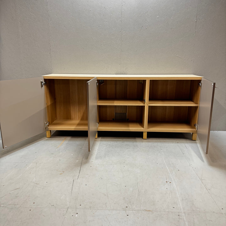 Elegant och minimalistisk sideboard i trä