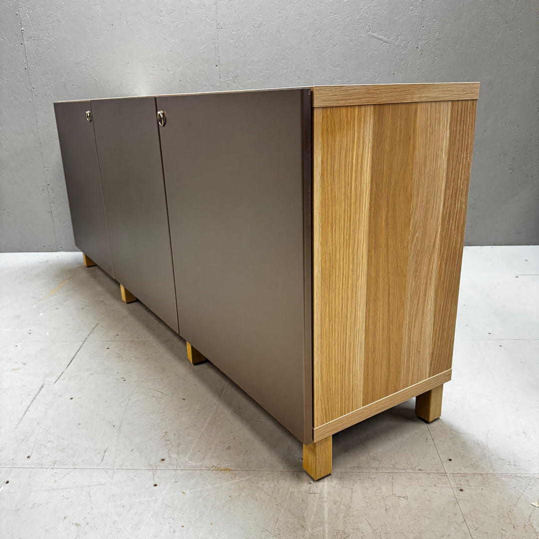 Elegant och minimalistisk sideboard i trä