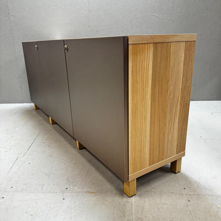 Elegant och minimalistisk sideboard i trä