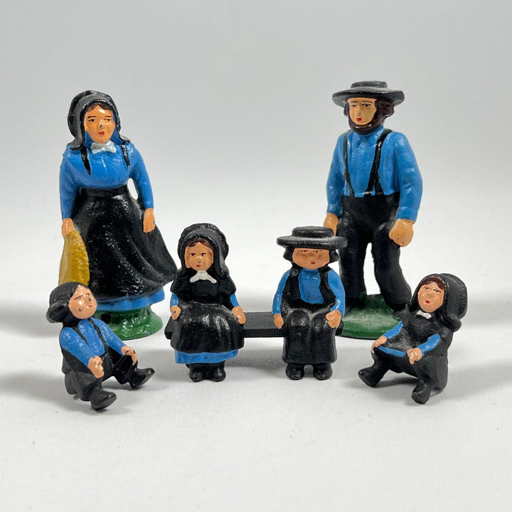 Handmålade Figurer i Traditionell Folkdräkt - Homy Secondhand Online