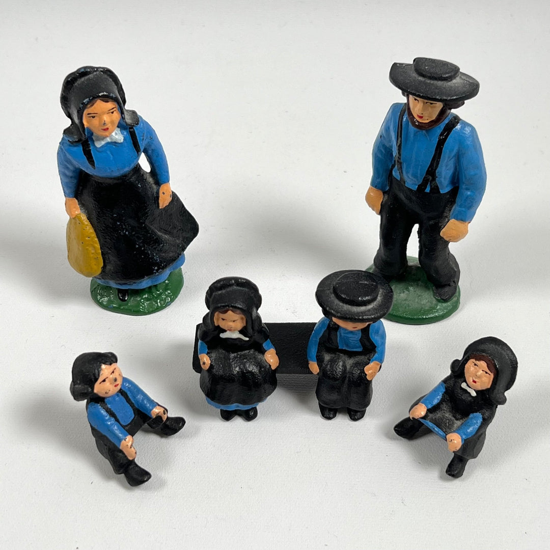 Handmålade Figurer i Traditionell Folkdräkt - Homy Secondhand Online