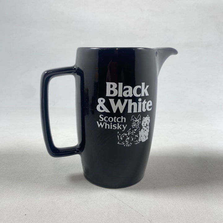 Retro svart kanna med Black & White-logotyp