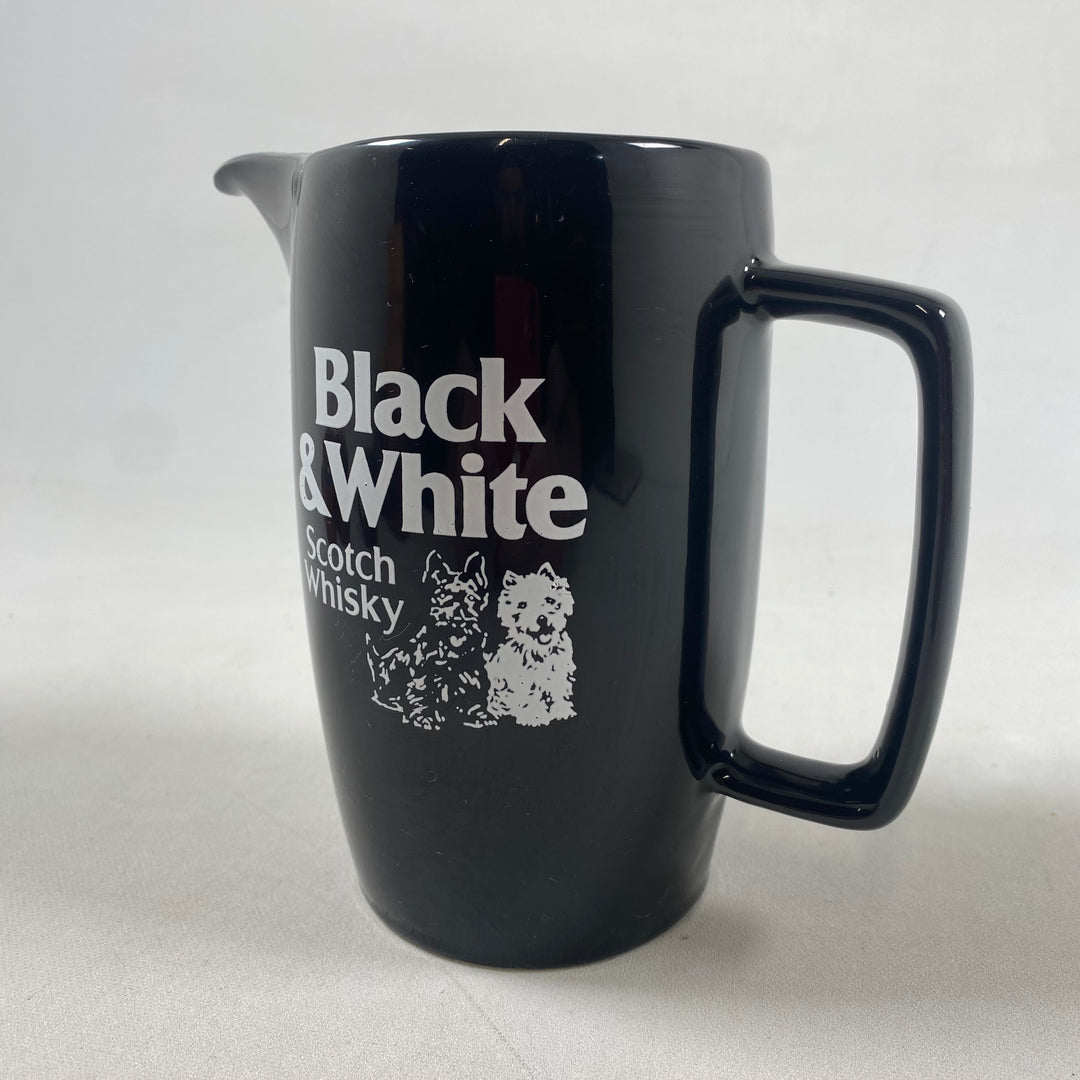 Retro svart kanna med Black & White-logotyp