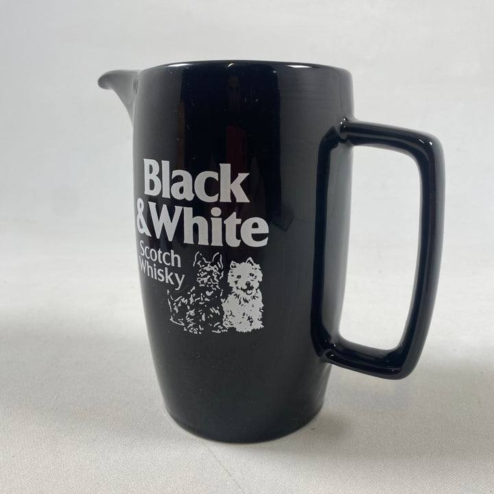 Retro svart kanna med Black & White-logotyp