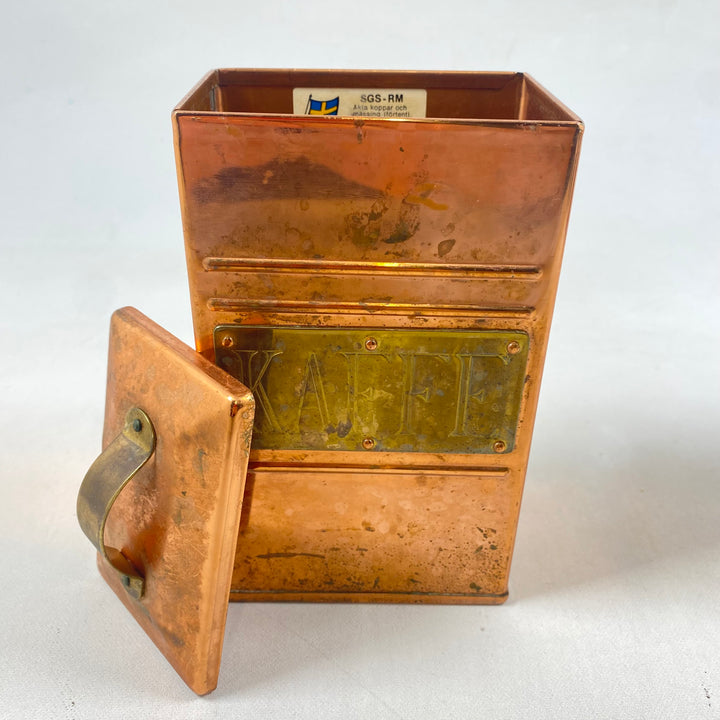 Vintage kaffeburk i koppar – med mässingsskylt “KAFFE”